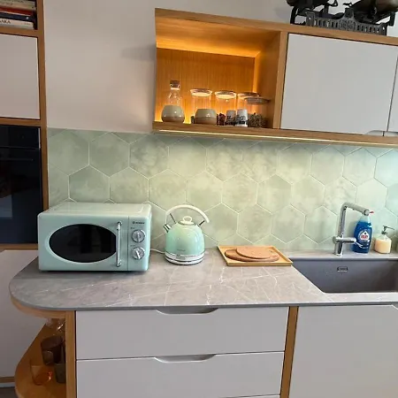 Retro Chic 1 Bedroom 1 Min To Sea Apartment *